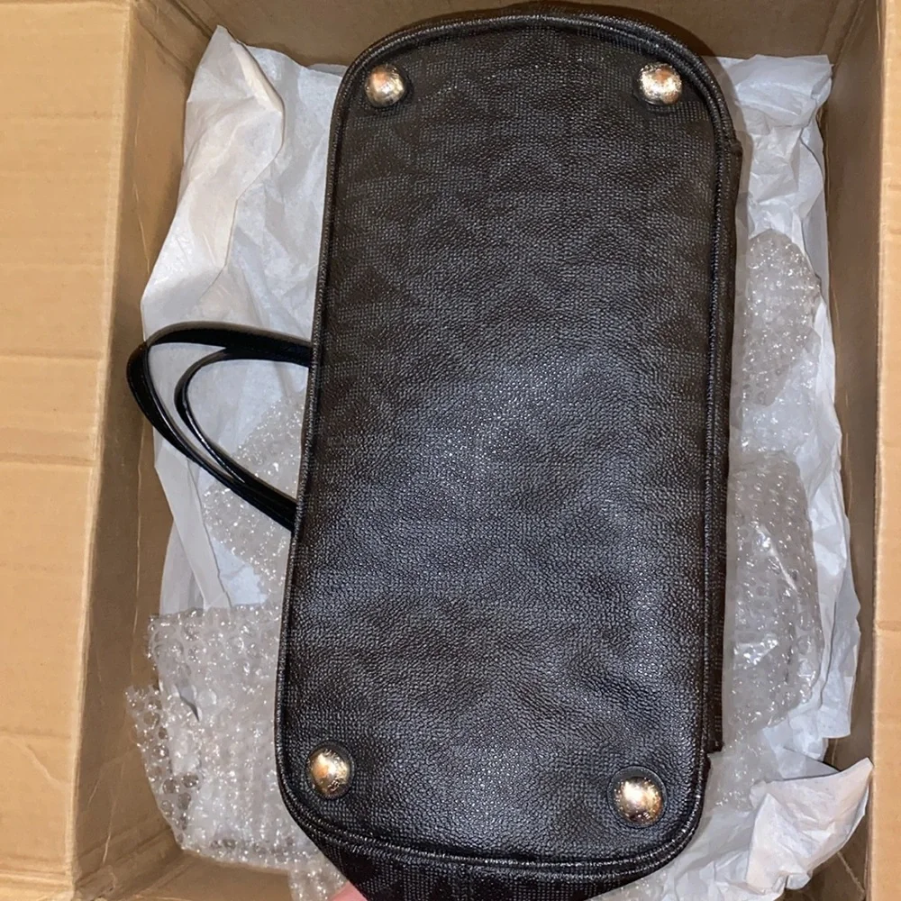 Michael Kors Jet Set TZ Snap Pocket Tote MK Signature Black EUC